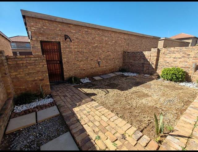 3 BEDROOM TOWNHOUSE FOR SALE IN ANNLIN